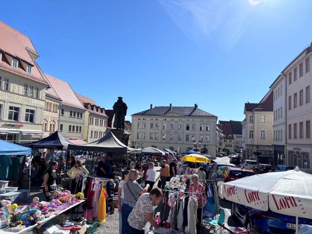 Auf Schatzsuche in der Eisleber Innenstadt: Flohmarkt lädt zum Stöbern ein