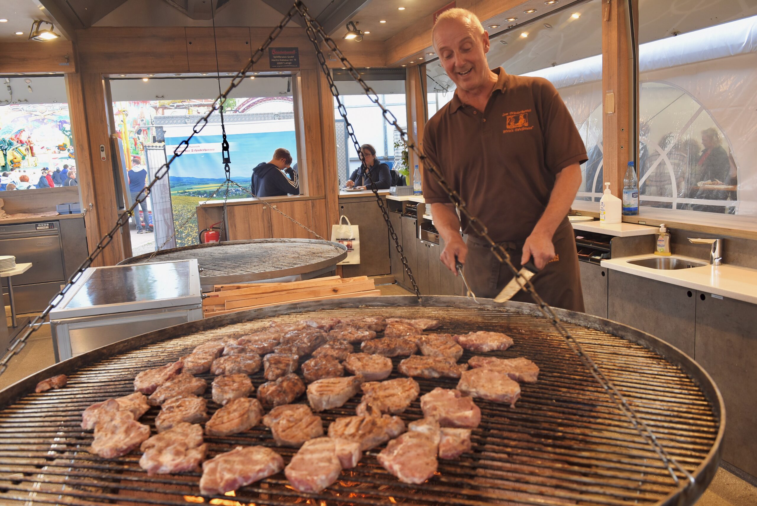 Foto: Jürgen Lukaschek500. Wiese in Eisleben.Impressionen auf den Wiesengelände. Vom Essen bis hin zu den Fahrgeschäften. Proklamation der Schützenkönigin. Fahrt auf den Riesenrad. Jahrmarkt von anno dazumal. Händlermeile mit Marktschreiern. Foto: Axel Weyand vom Schinderhannes